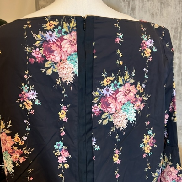 Alice and Olivia Flared Sleeve Printed Top - Picture 5 of 10